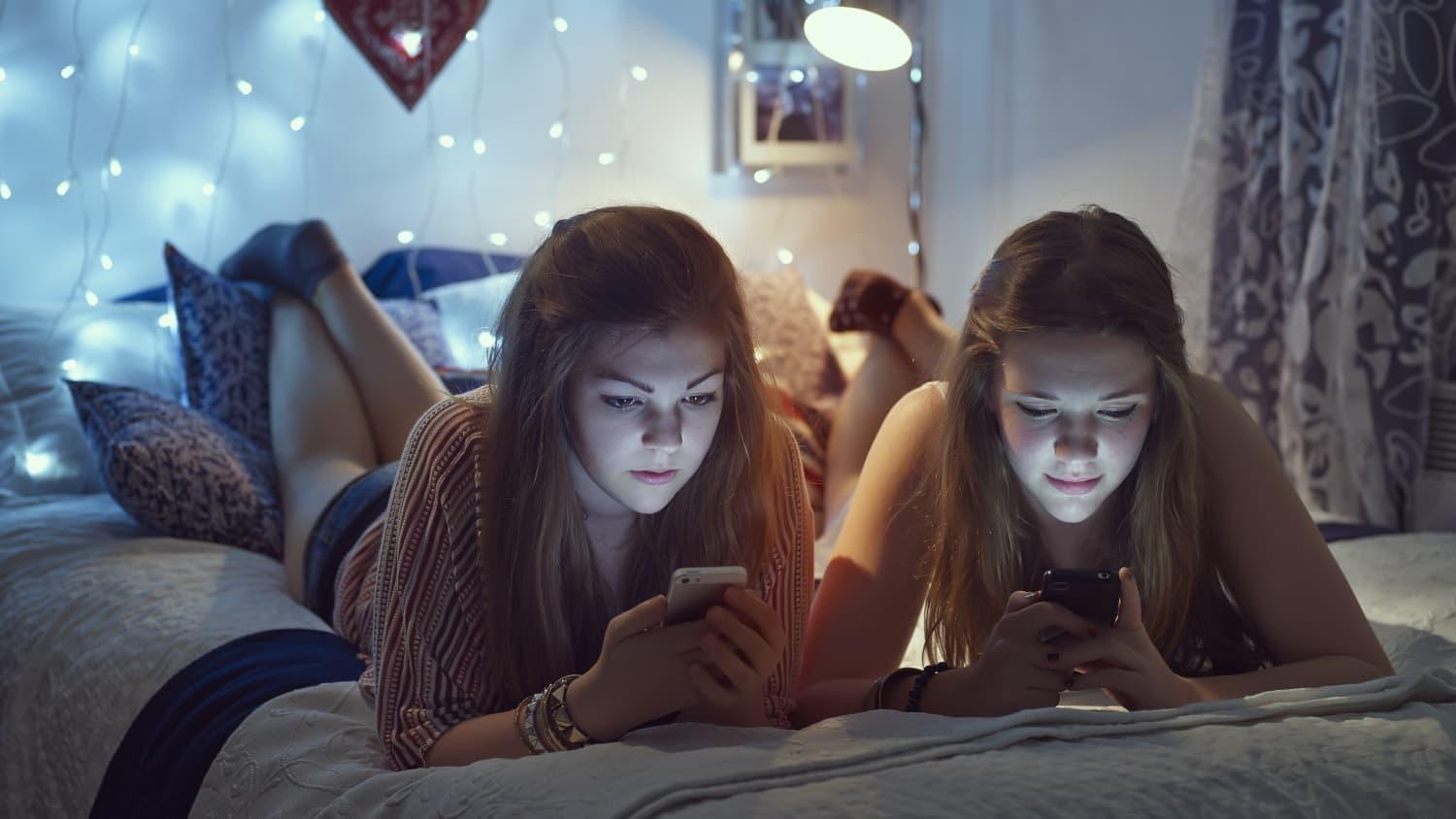 How <b>Social Media</b> Affects Your Teen's <b>Mental Health</b>: A Parent's ...