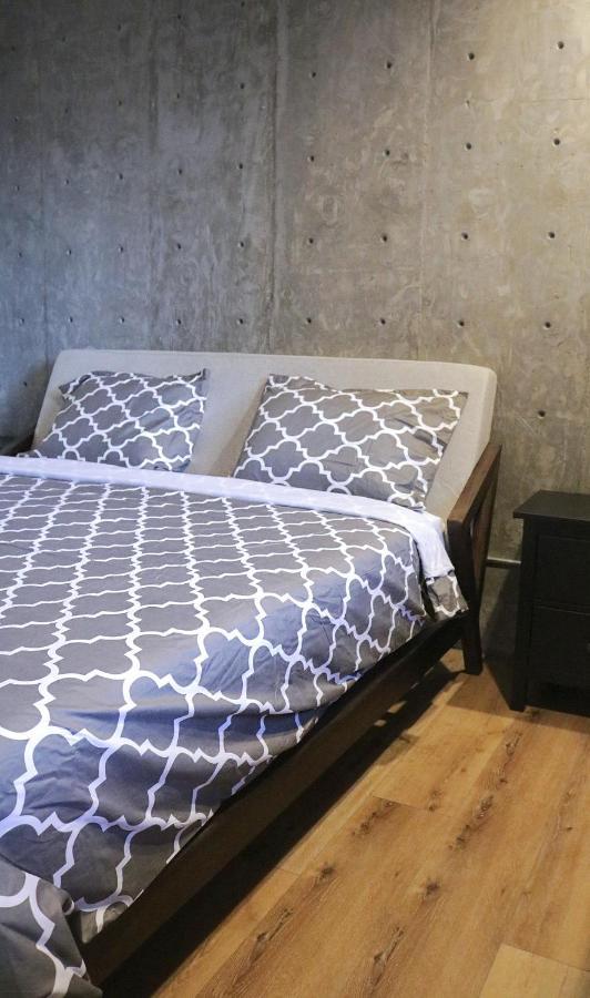 Bedroom Deluxe Broadway Suite with One King Bed, Non-Smoking,1084641472:JPEG