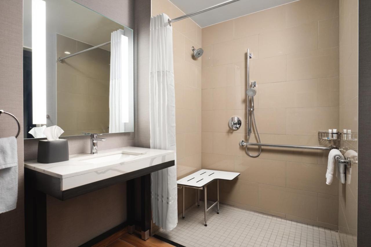 Accessible Den Guestroom or Roll Shower | King Bed
