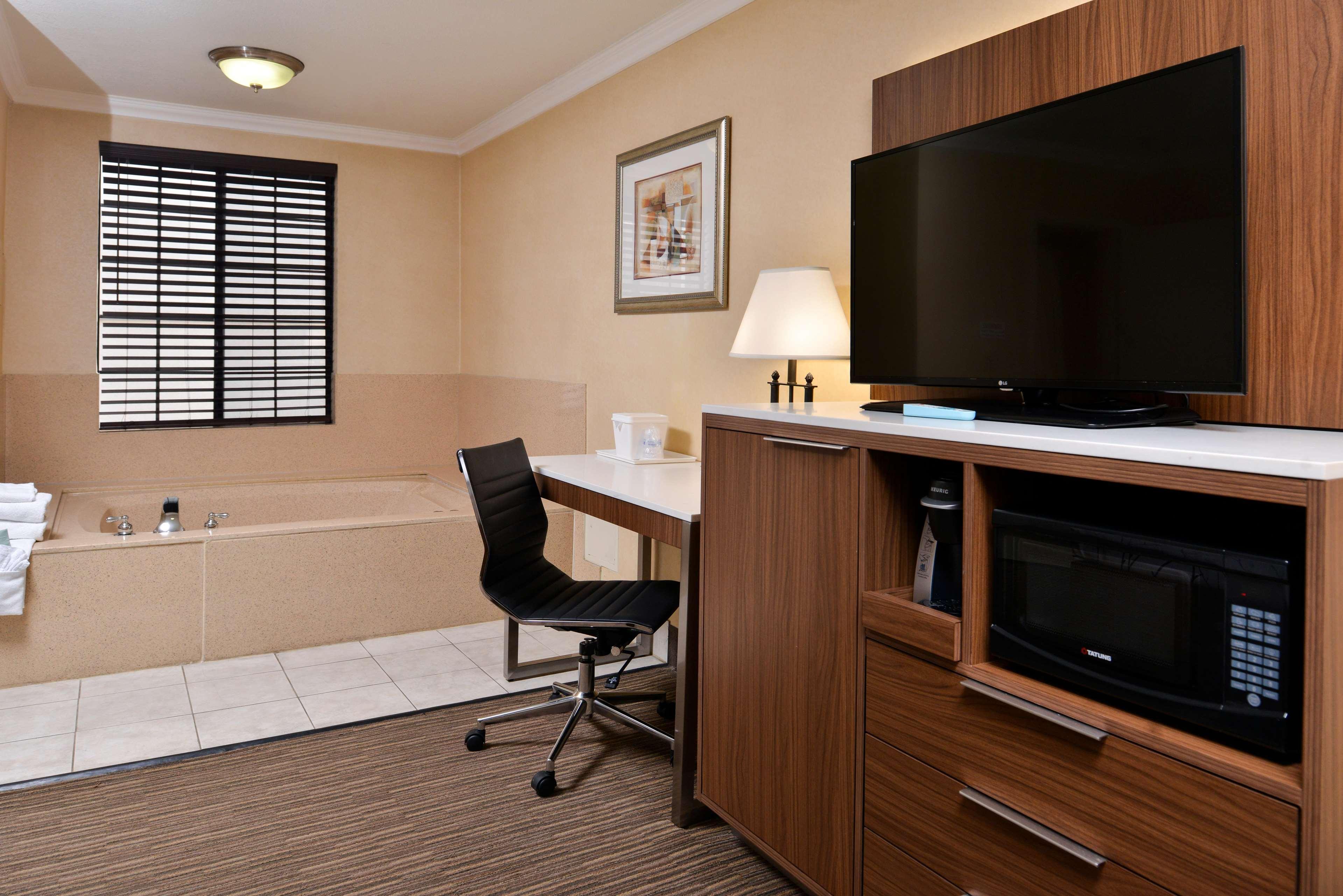 King Room Spa Bath Lower Level or Non-Smoking,1275968776:JPEG