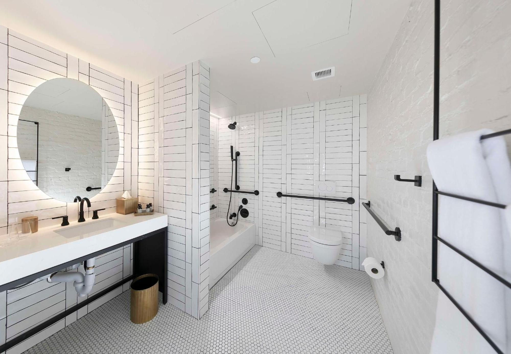 Studio Two Queen Beds Roll Shower Mobility Access