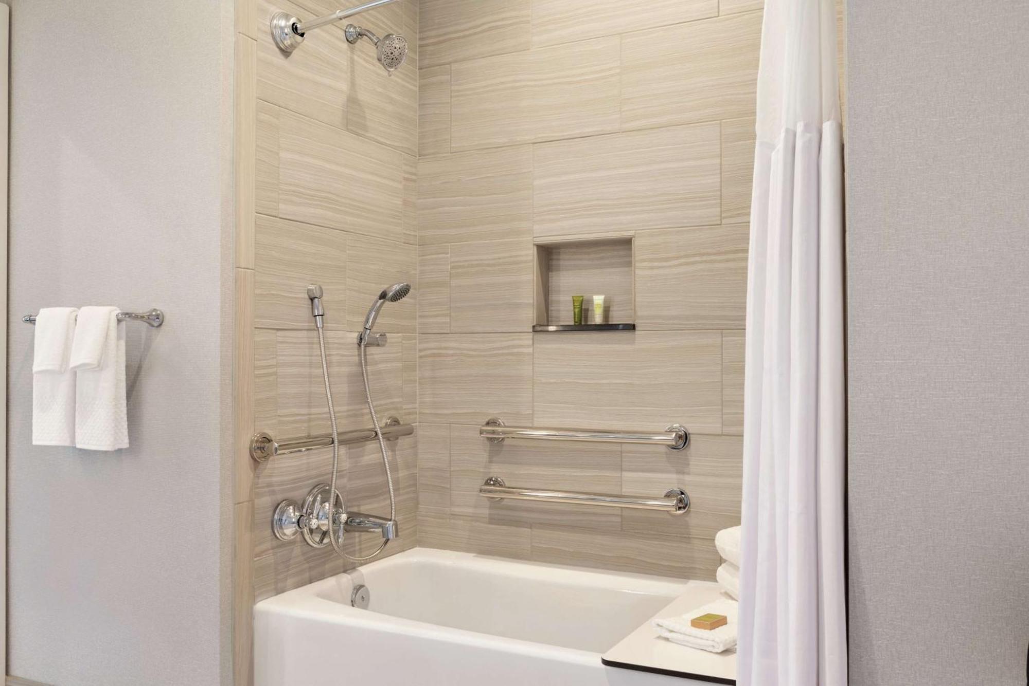 King Room with Bath Tub - Mobility Access,1557465847:JPEG