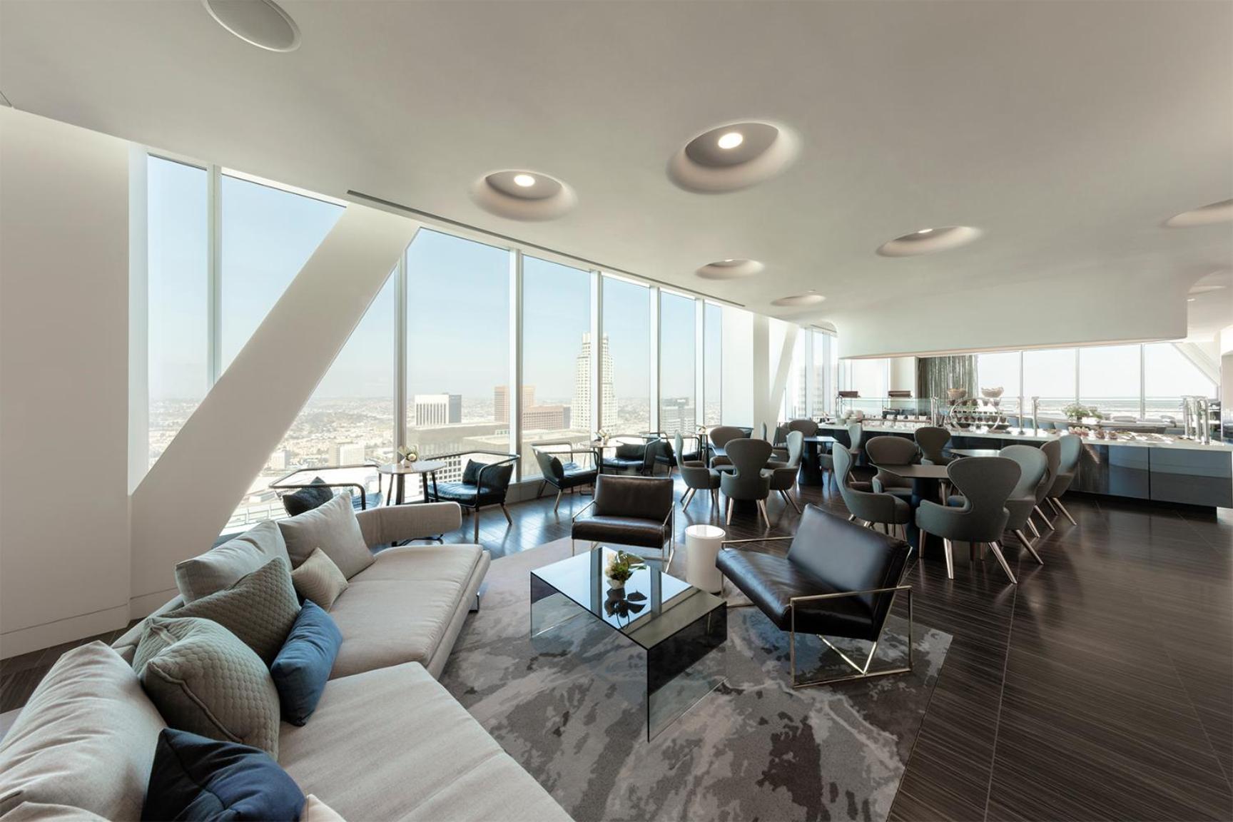 1 King Bed Club City View