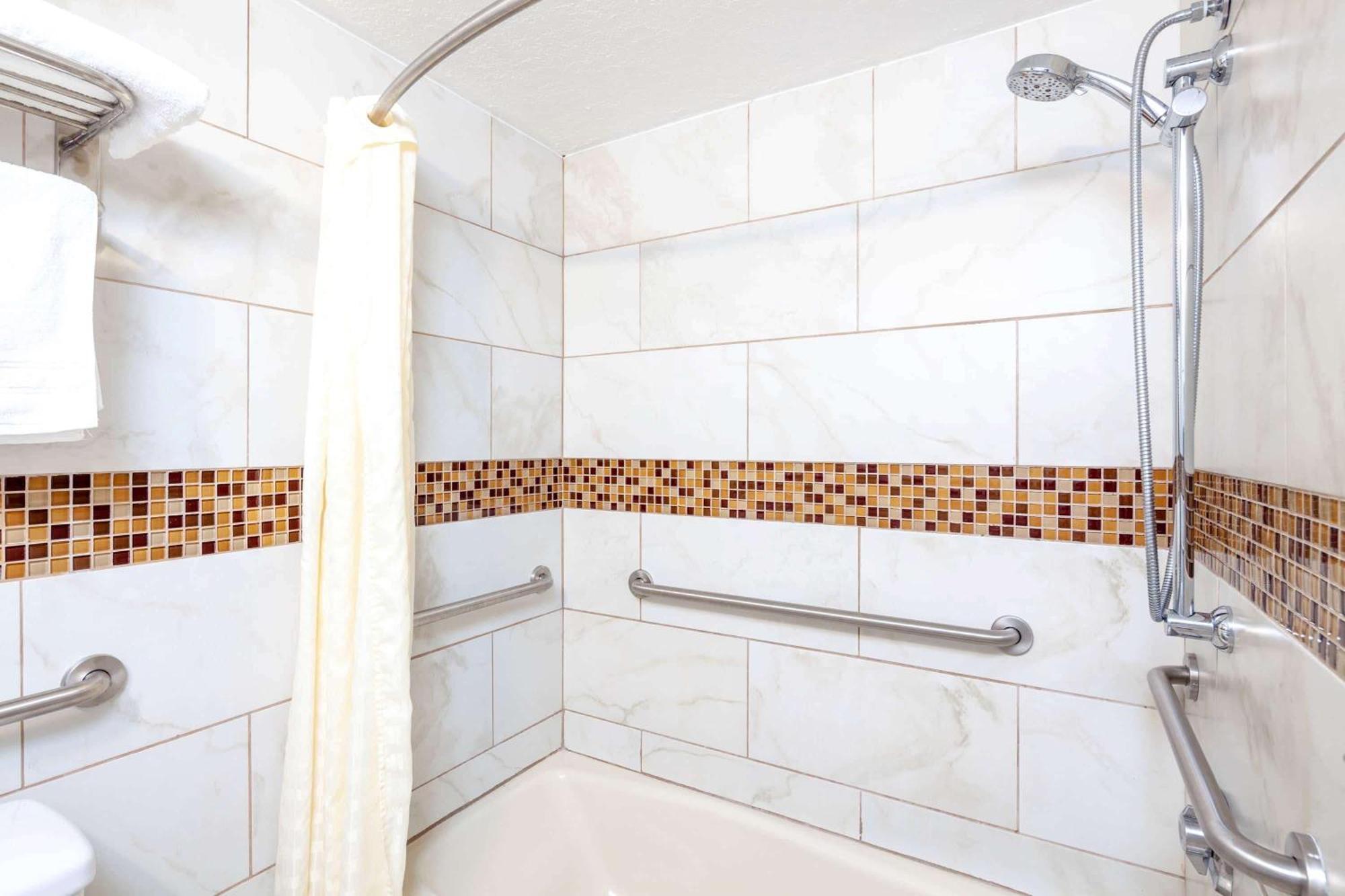 2 King Beds Mobility or Hearing Impaired Access Room Tub w or Grab BarsNo-Smoking,1725085757:JPEG