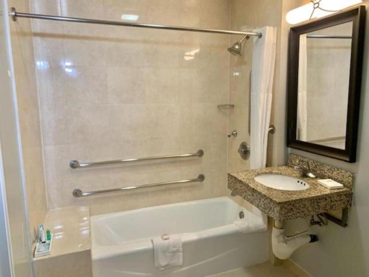 Standard Room 1 Queen Bed Accessible Tub Non Smoking,1344097865:JPEG