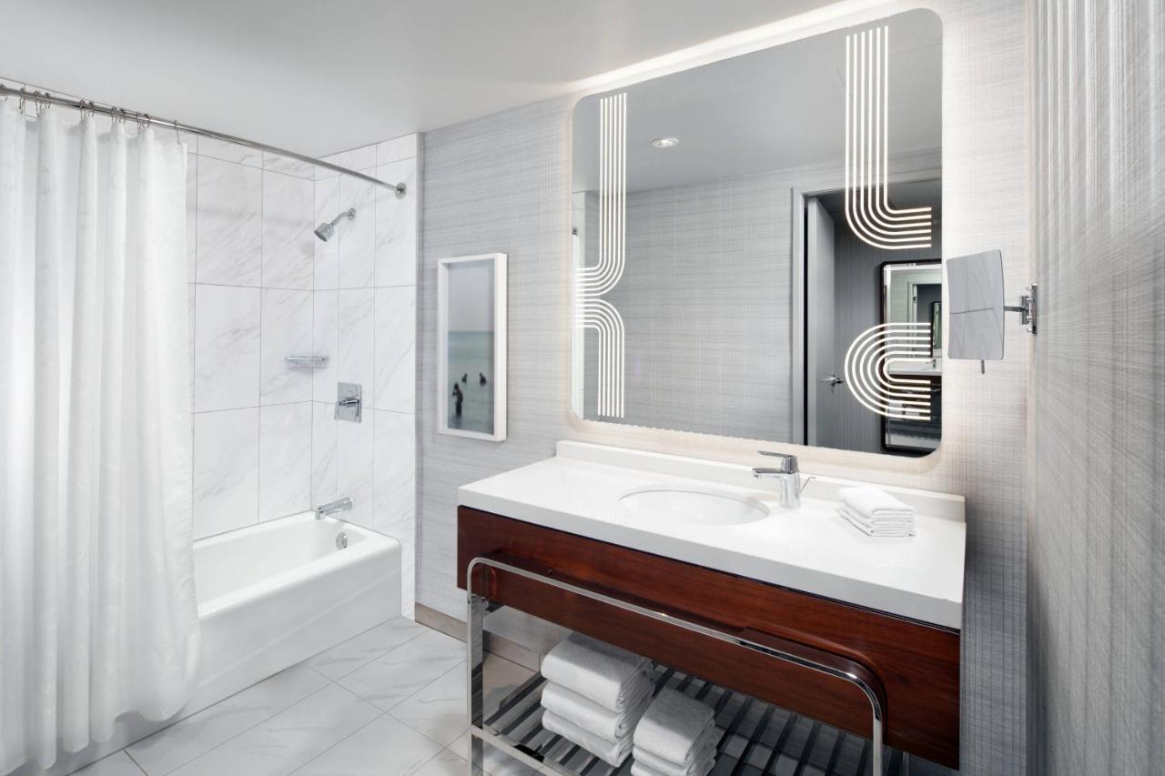 Concierge Level, Guest room, 1 King,1379522630:JPEG