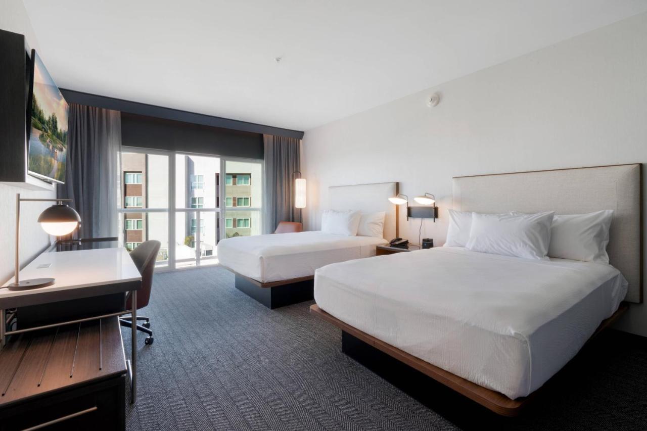 Zimmer mit 2 Queensize-Betten und Blick auf das Wasser
