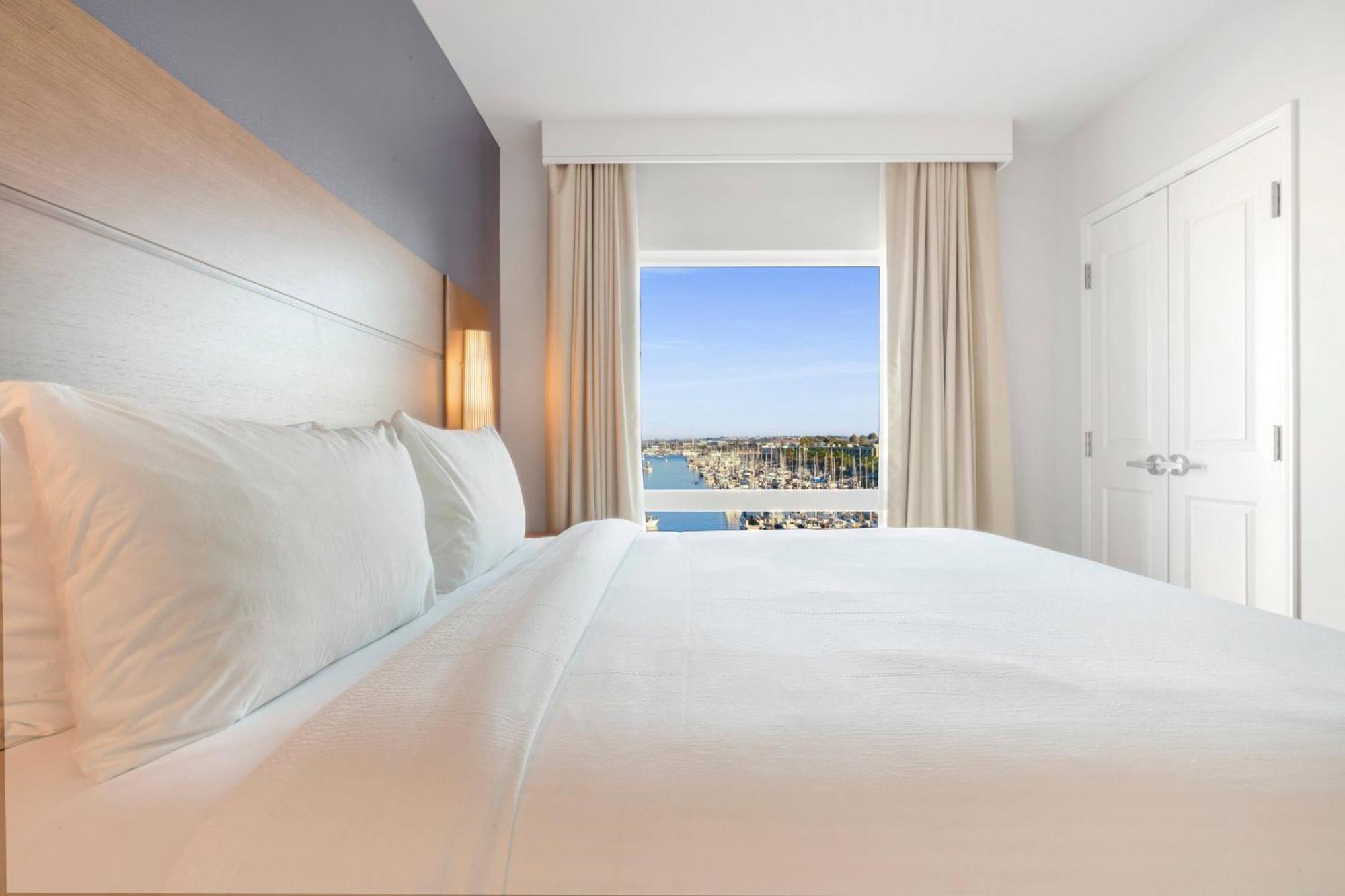 1 Bedroom Suite 1 King Water view