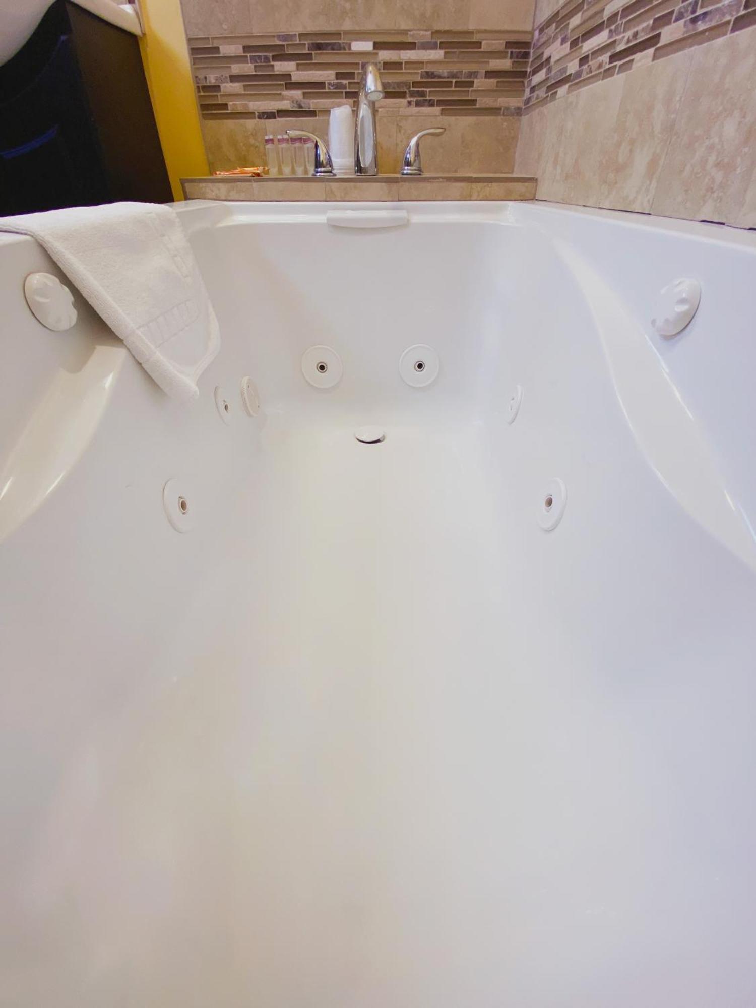 Deluxe Suite Spa Bath,1540437586:JPEG