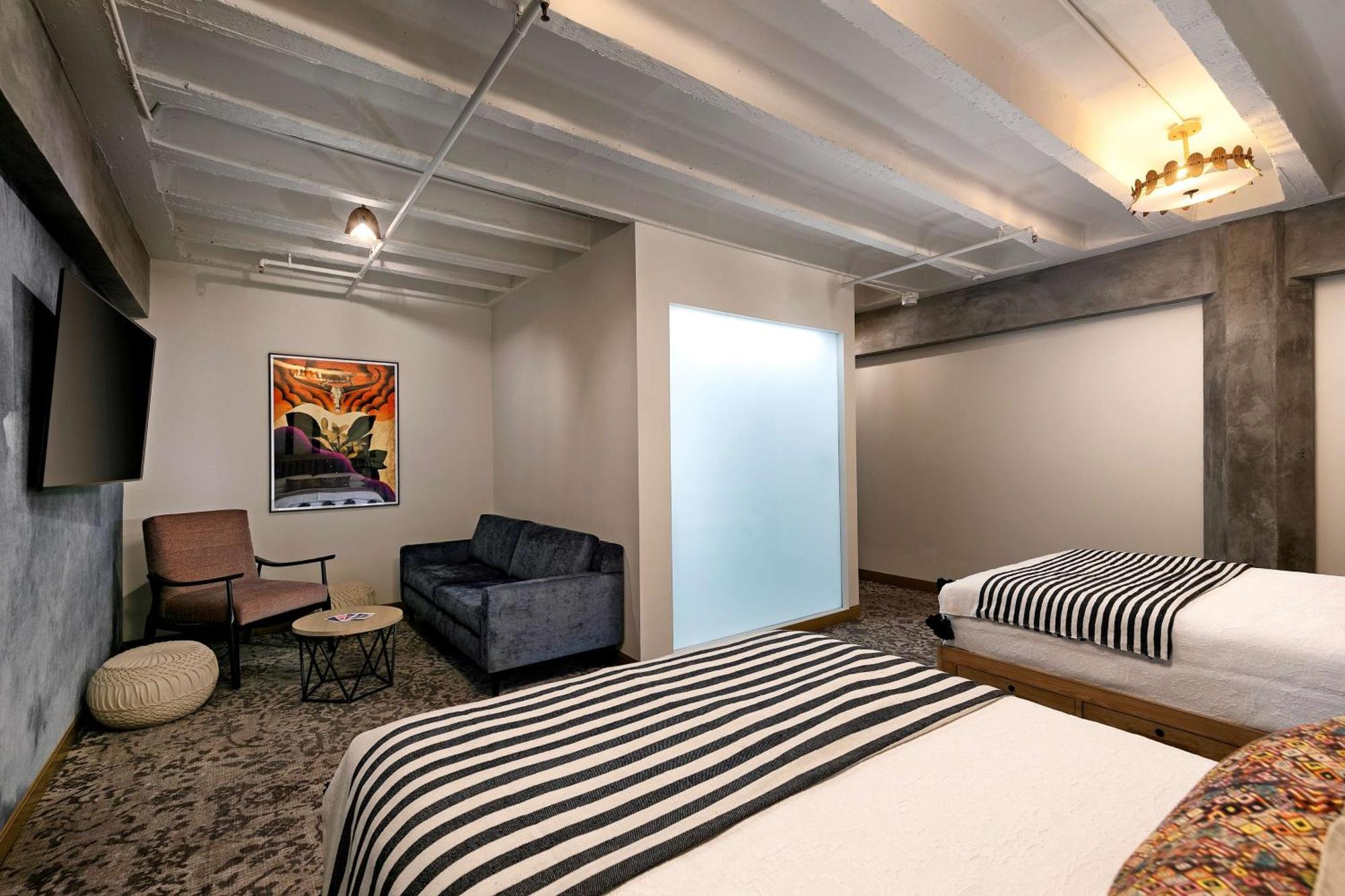 Studio Two Queen Beds