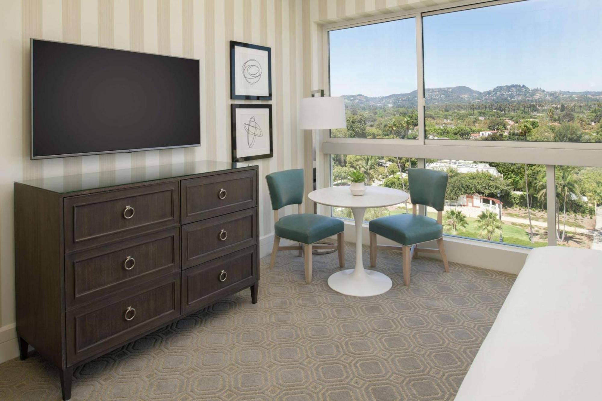 Deluxe Room Bath Tub Mobility Hearing Access