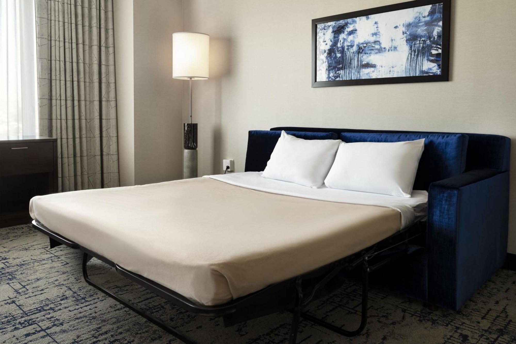 Large Studio Two Queen Beds Sofa Bed,1592907555:JPEG