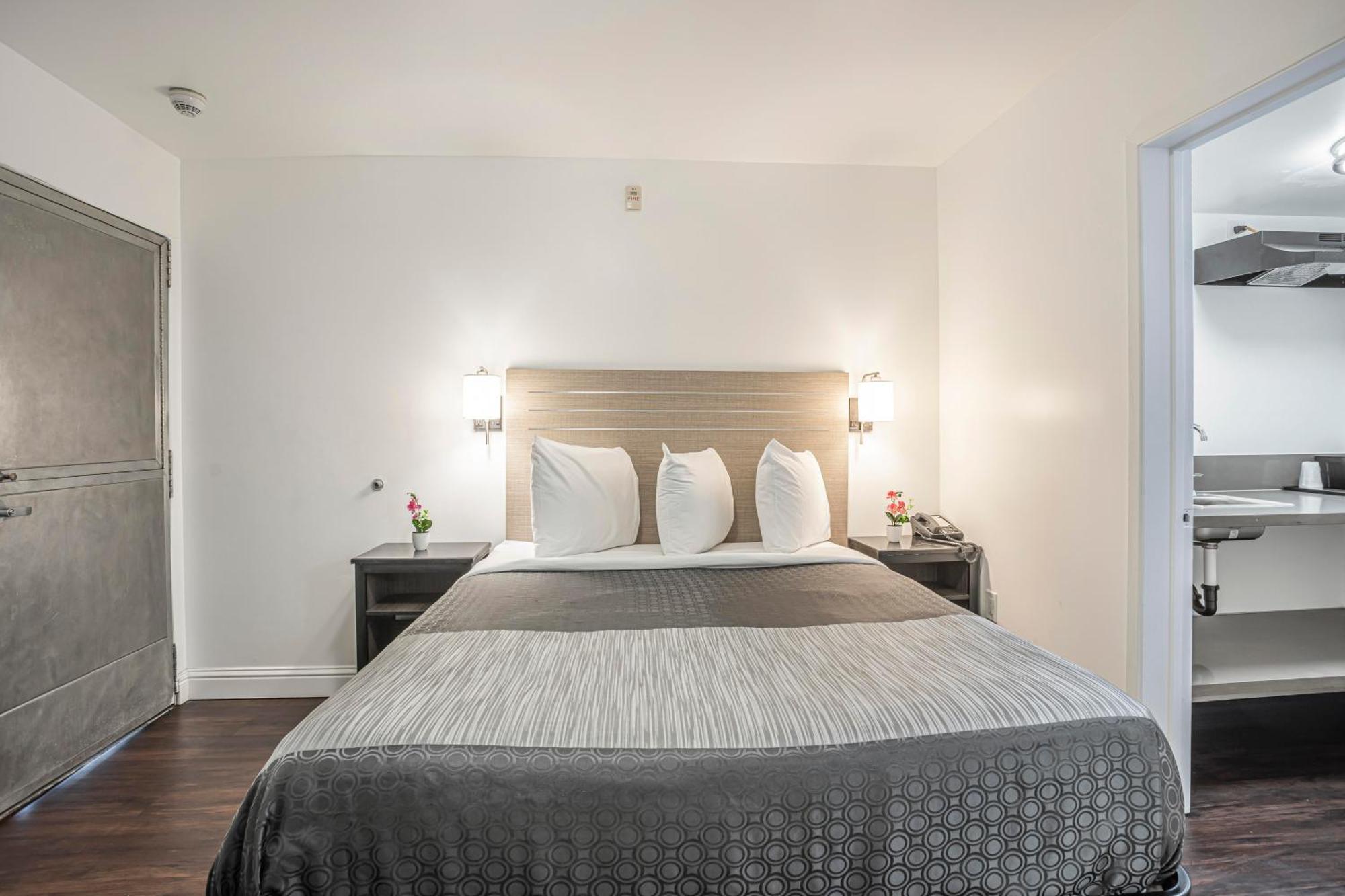 Standard Queen Room
