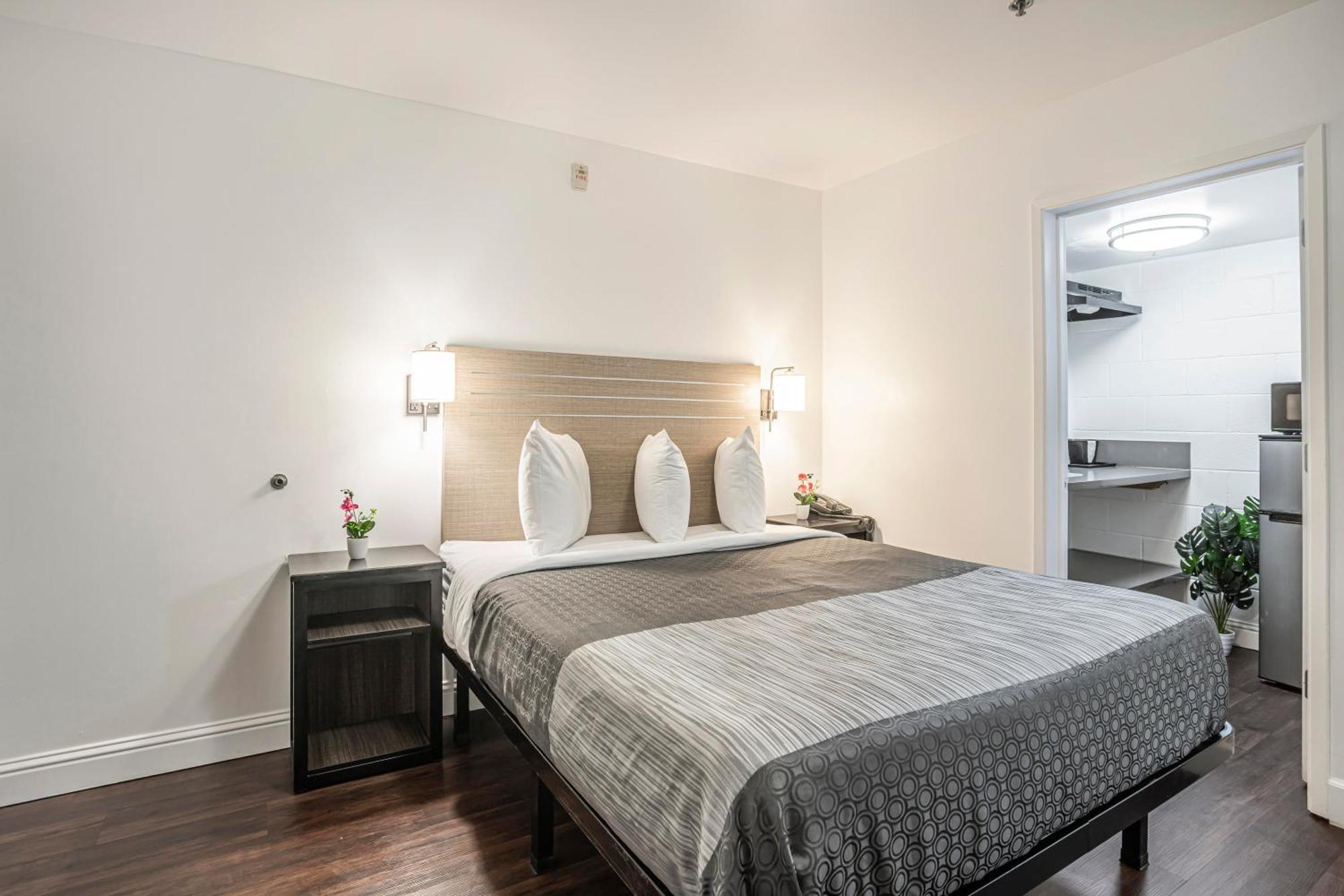 Standard Queen Room