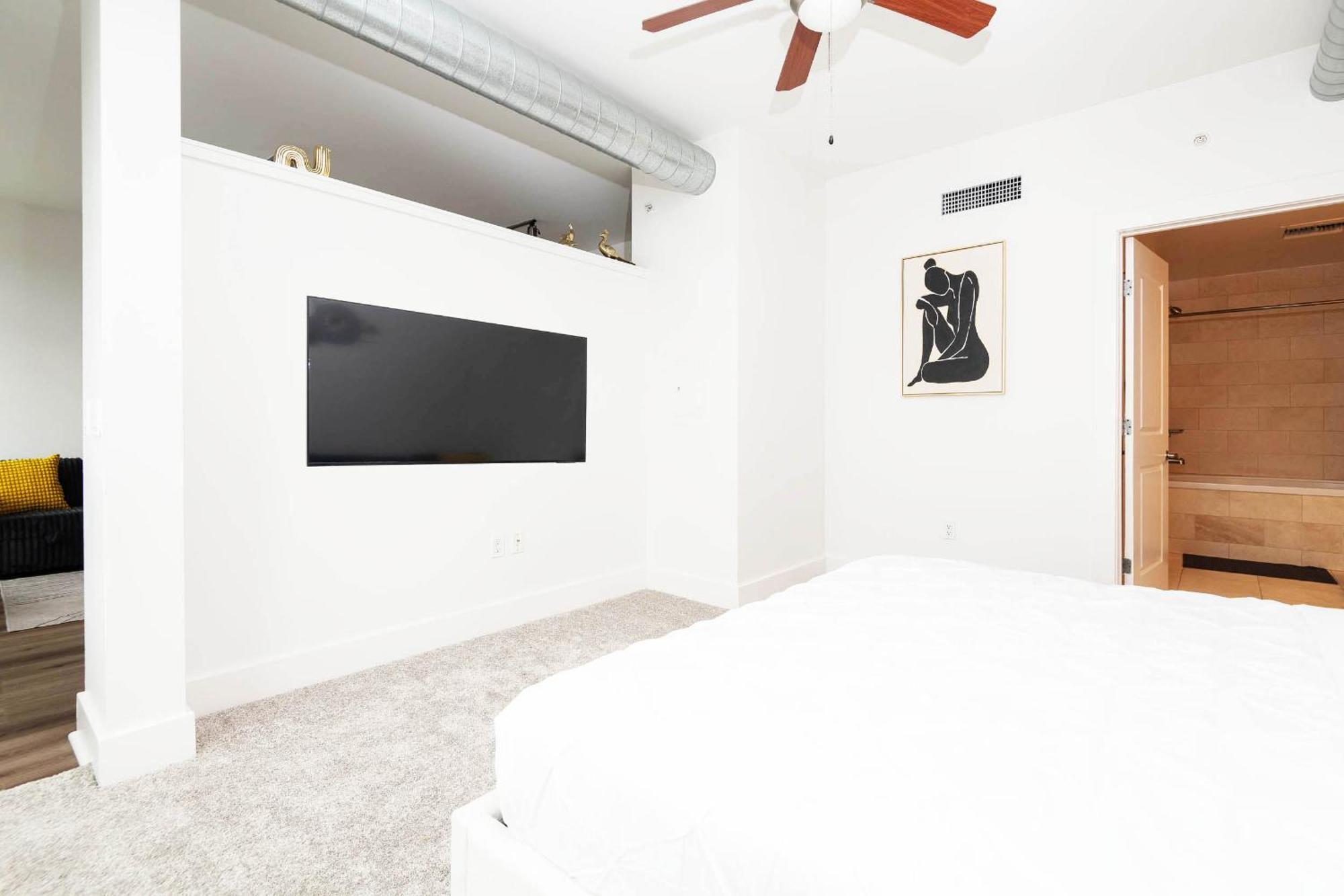 Deluxe One-Bedroom Apartment City View