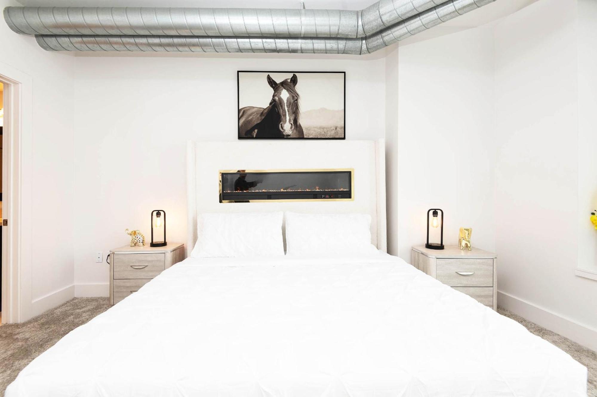 Deluxe One-Bedroom Apartment City View