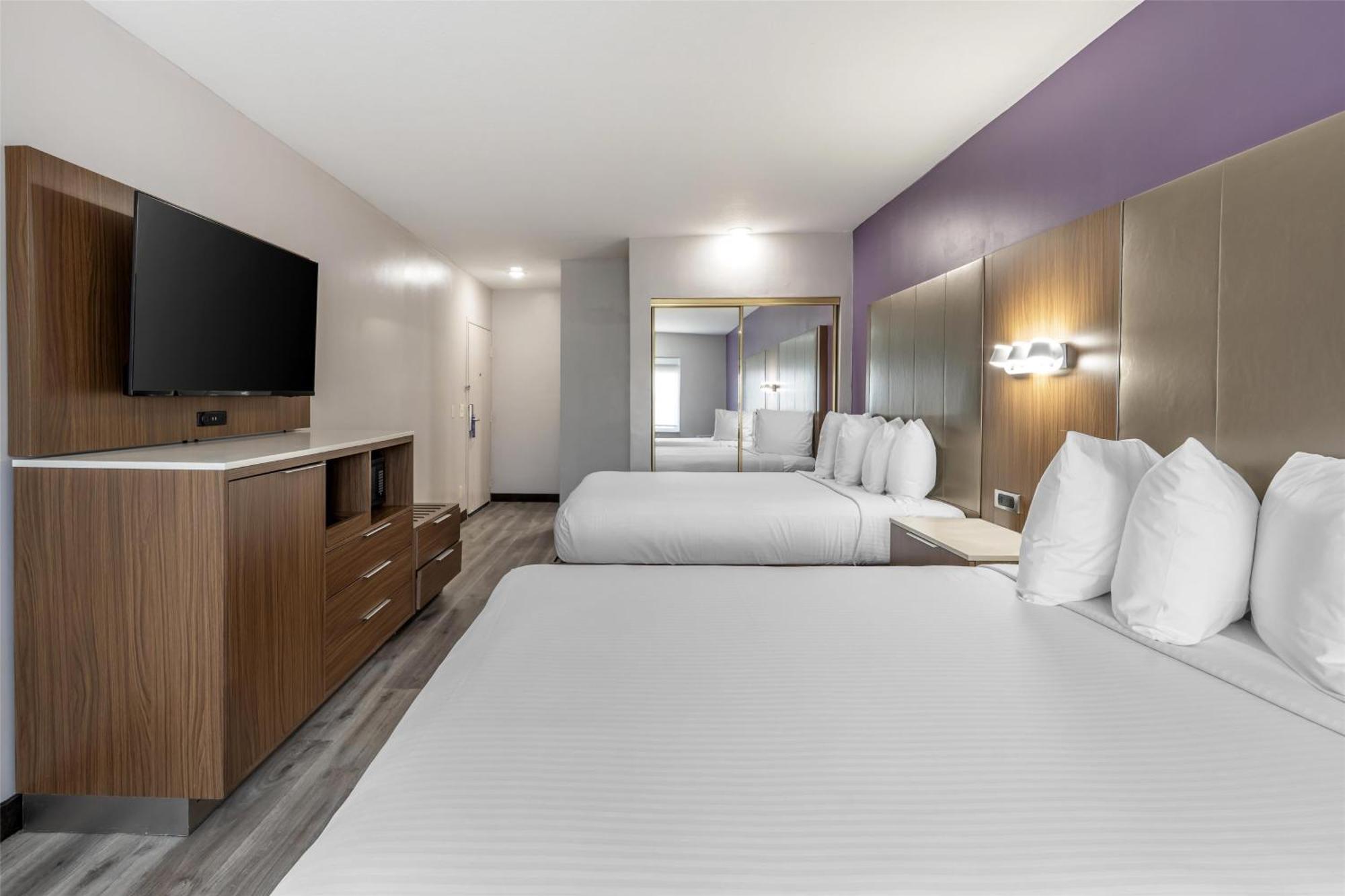 Queen Room Two Queen Beds Non-Smoking or Upper Floor