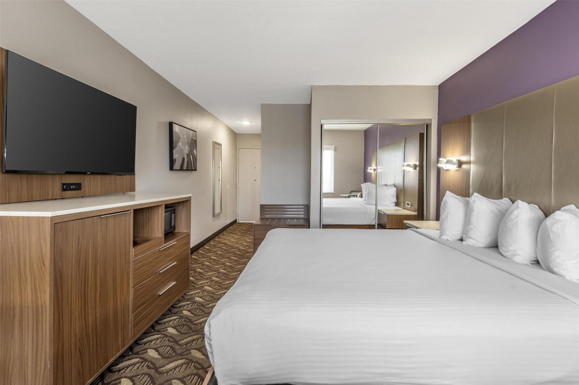 King Room Bath Tub Mobility Accessible or Non-Smoking