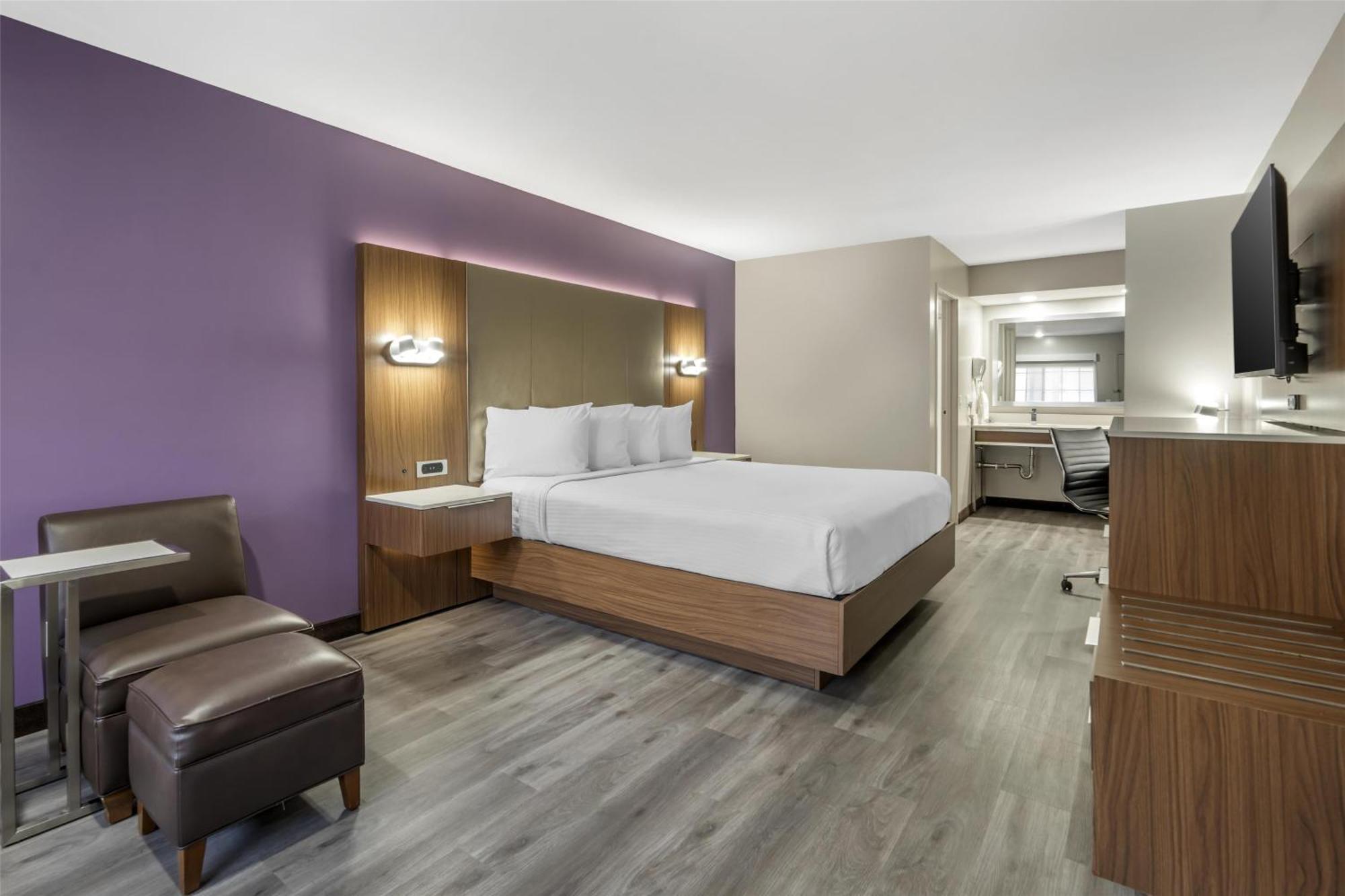 King Room Bath Tub Mobility Accessible or Non-Smoking