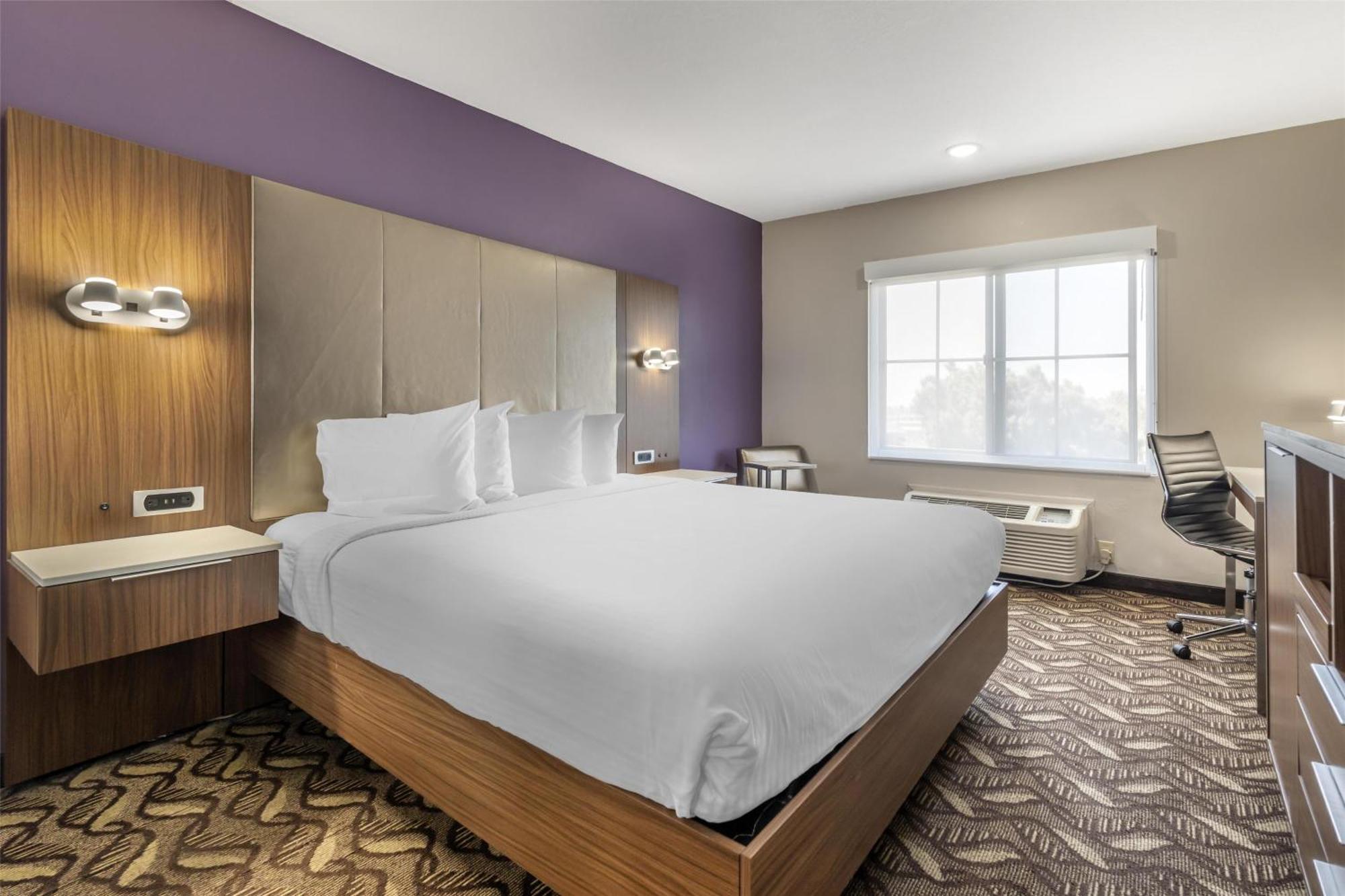 King Room Bath Tub Mobility Accessible or Non-Smoking