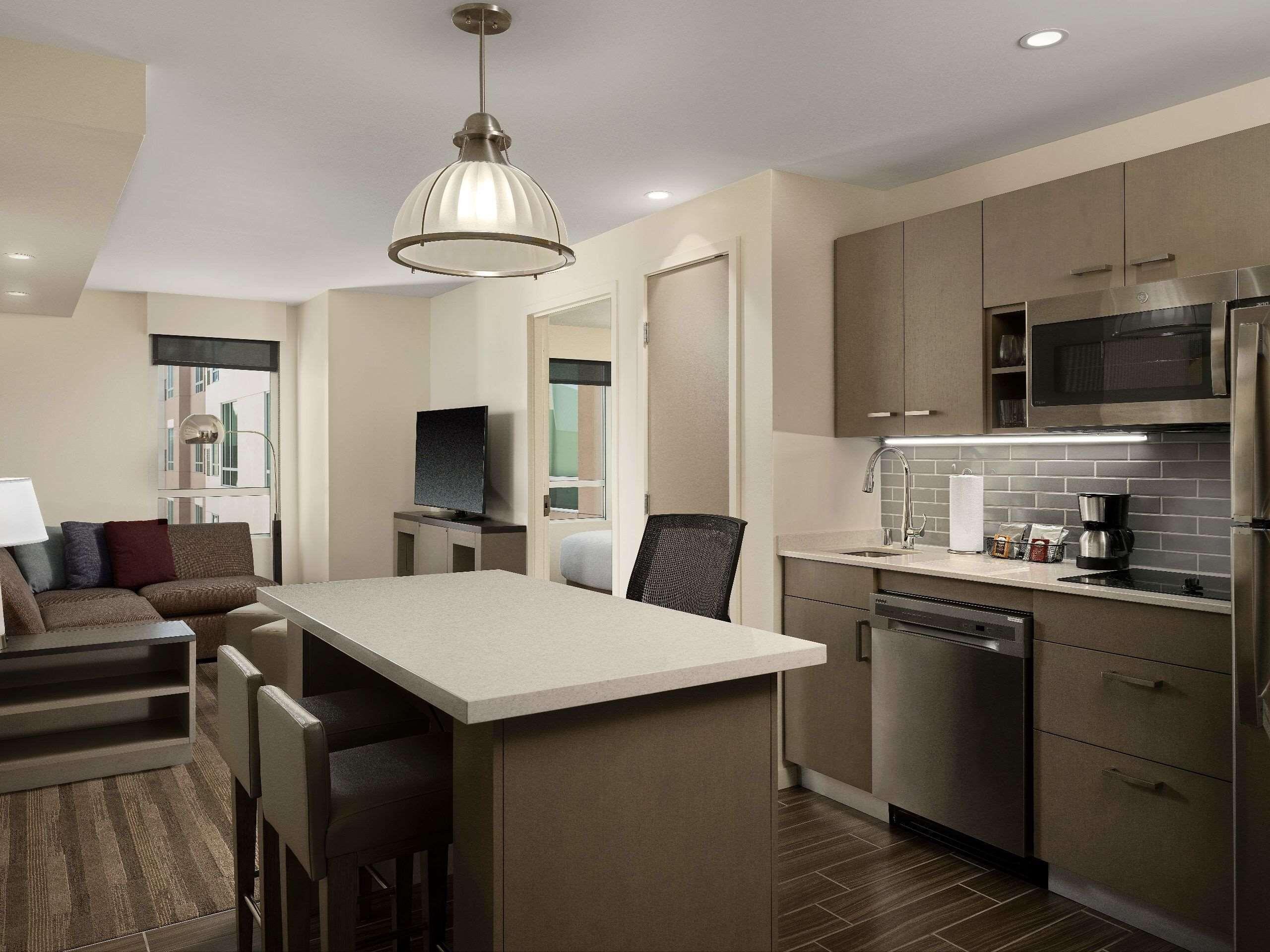 Studio Suite Two Queen Beds Sofa Bed Kitchen