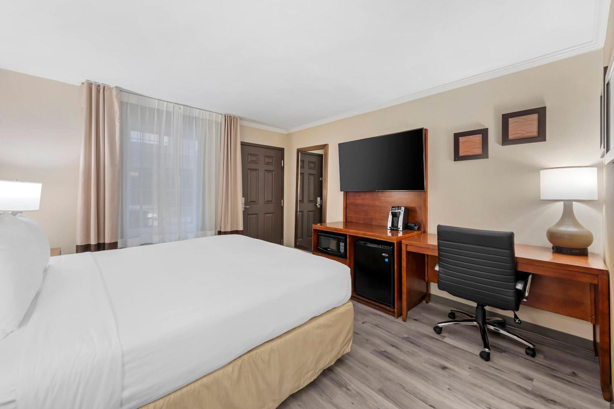 Standard one Queen Bed - Non-Smoking