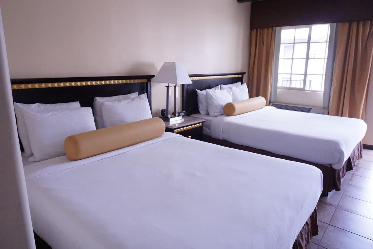 Queen Room Two Queen Beds,558721155:JPEG