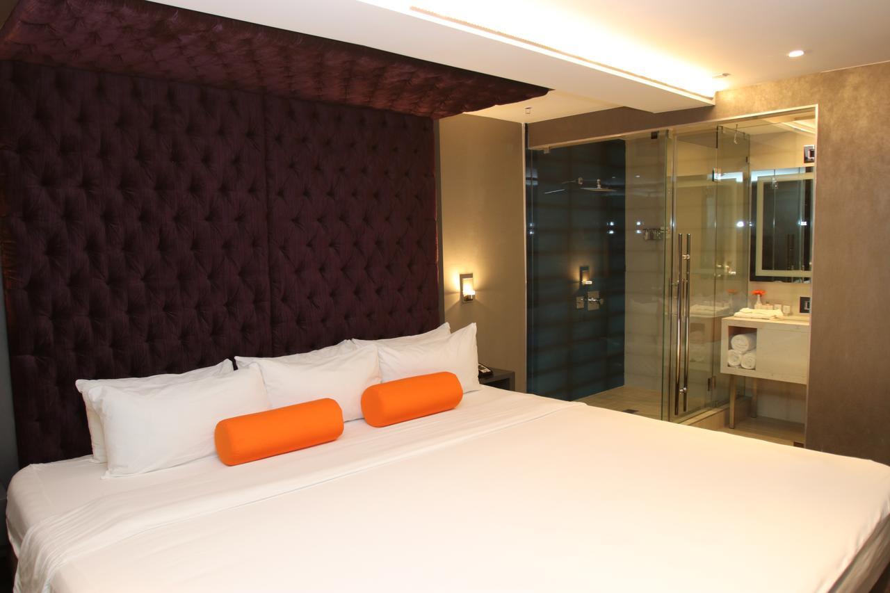 King Suite Living Room Non Smoking,1211122213:JPEG