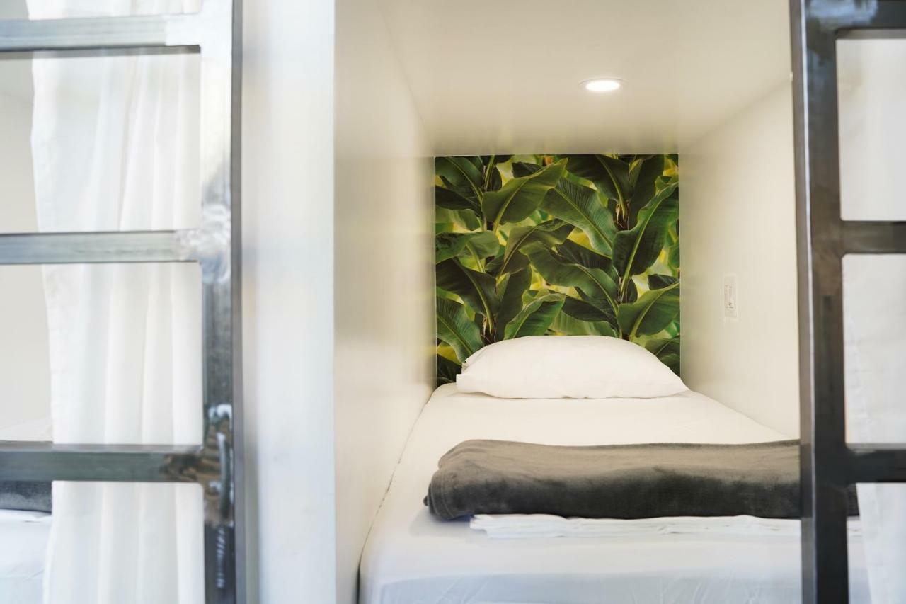 Lit Simple dans Dortoir Mixte