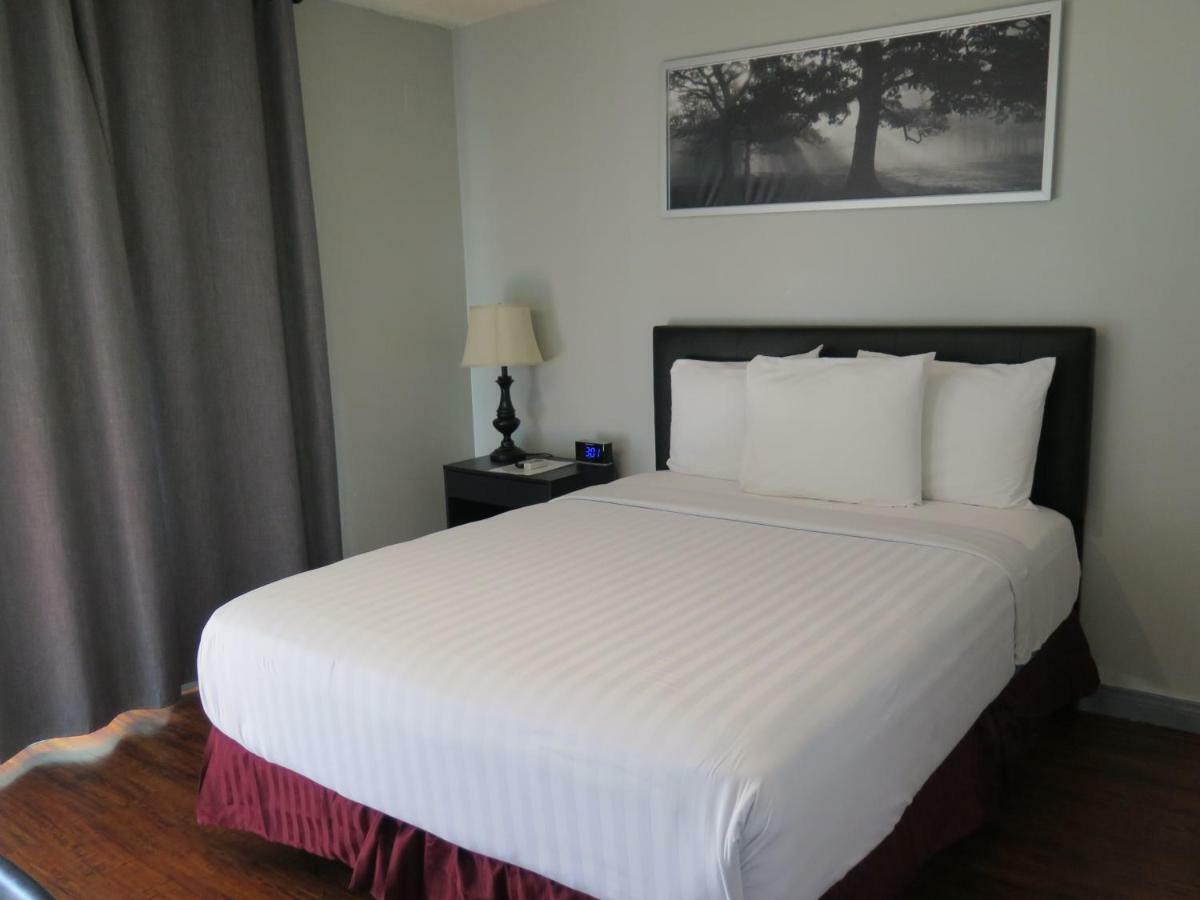 Deluxe 1 Queen Bed Non Smoking,1210729342:JPEG