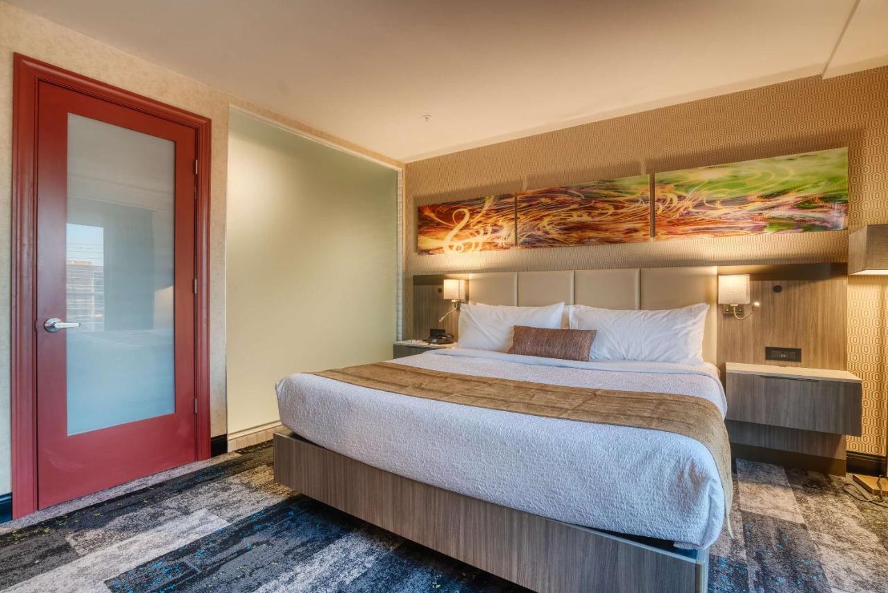 Large King Room with King Bed and Bath Tub - Non-Smoking