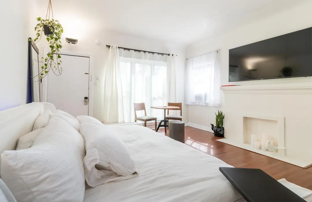 Sunny Boho Chic West Hollywood Flat!-1