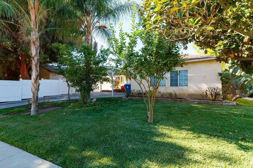Reseda 6 Bedroom Large Home-1