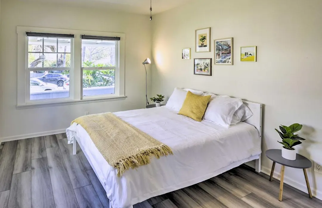 Hip And Prismatic La Gem With Curated Art Gallery-1