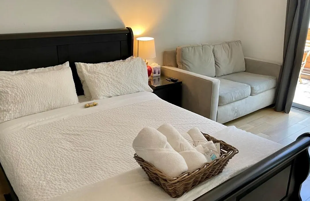 Hollywood'S Suite-1