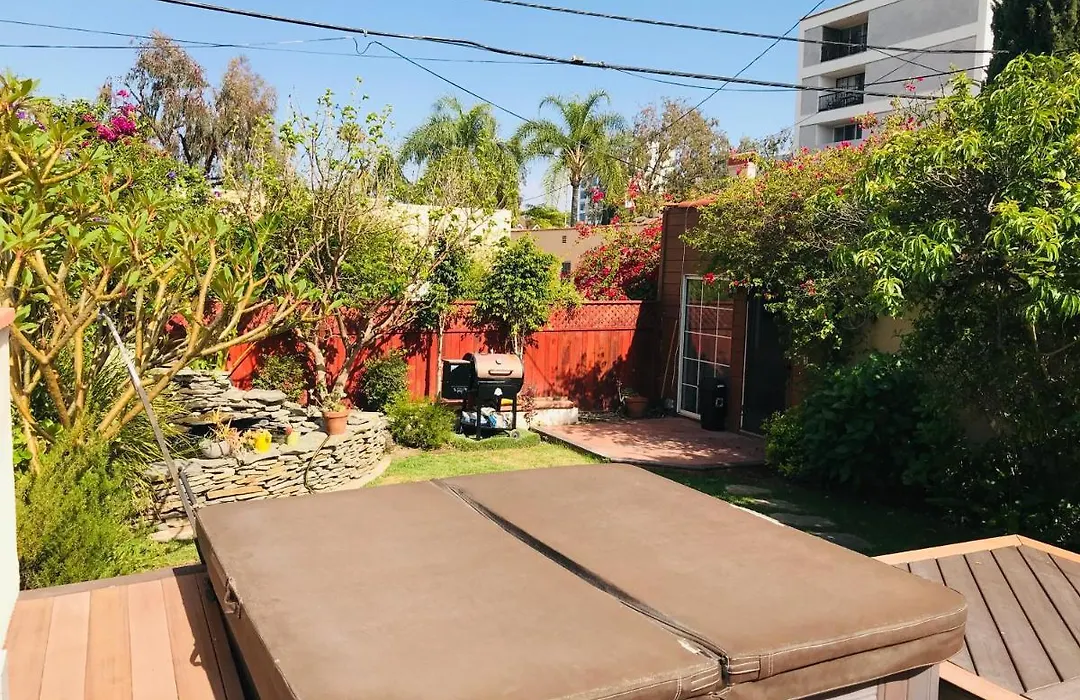 Adorable 3Bd, 3Ba Home In Beverly Hills-1
