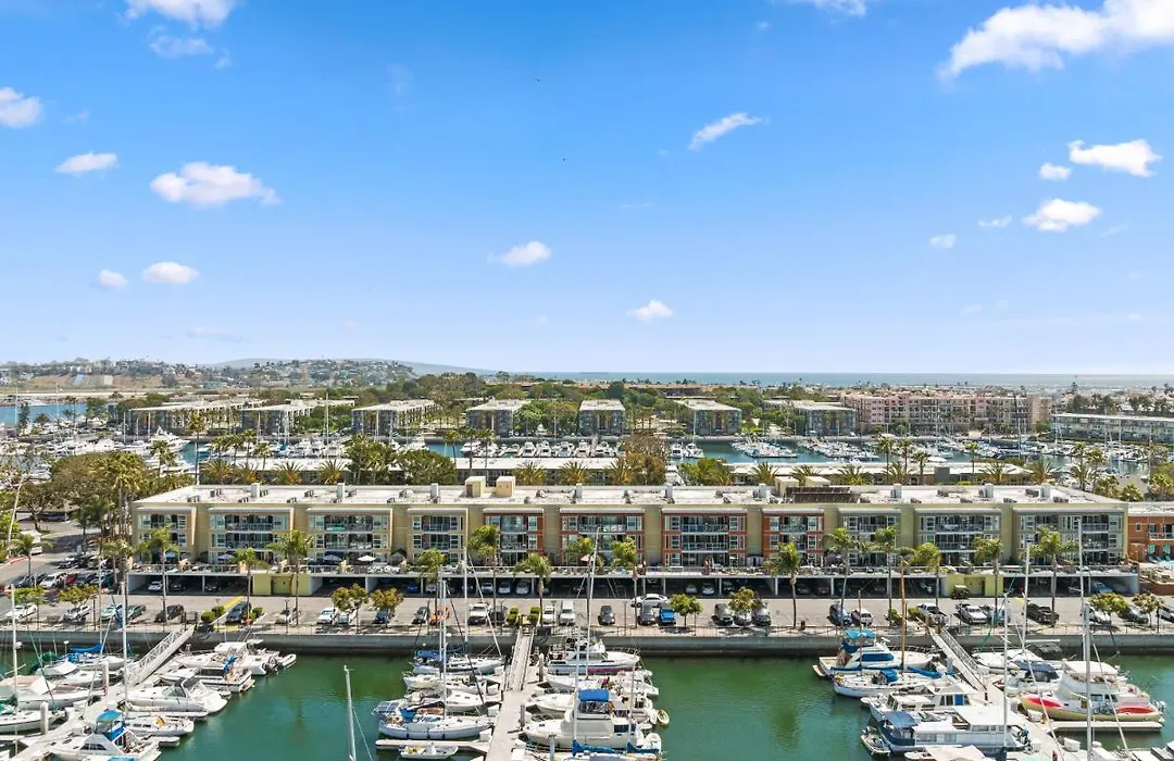 Beautiful Beachside Apartment With Marina View-1