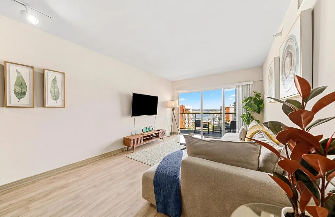 Marina View 2Br Apt, Steps To Beach W Gym, Pool & Parking-1