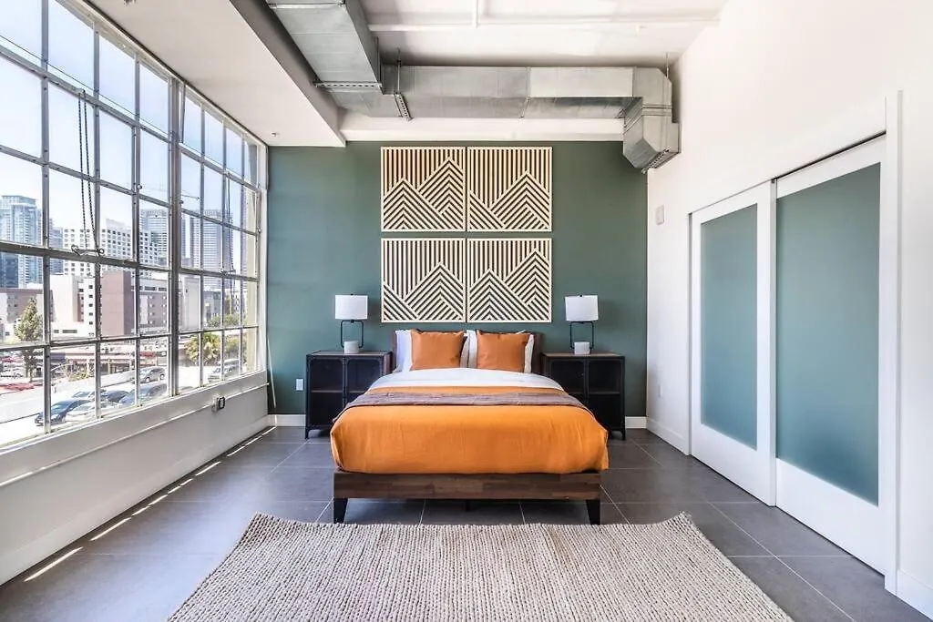 2 Bedroom Condo With Pool And Downtown La View-1