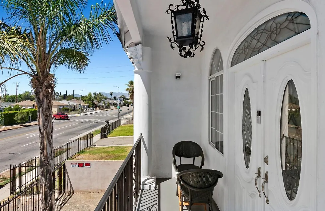 4 Bedrooms And 2 Bathrooms To Share With Queen Bed-1
