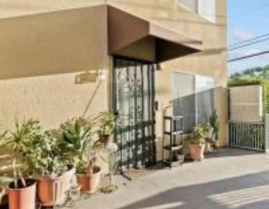 One Bedroom In Shared Townhouse With Pool-1