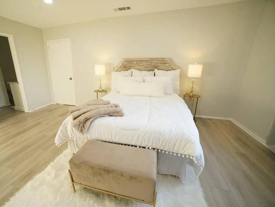 Spacious Family Home In La- 4 Br-1
