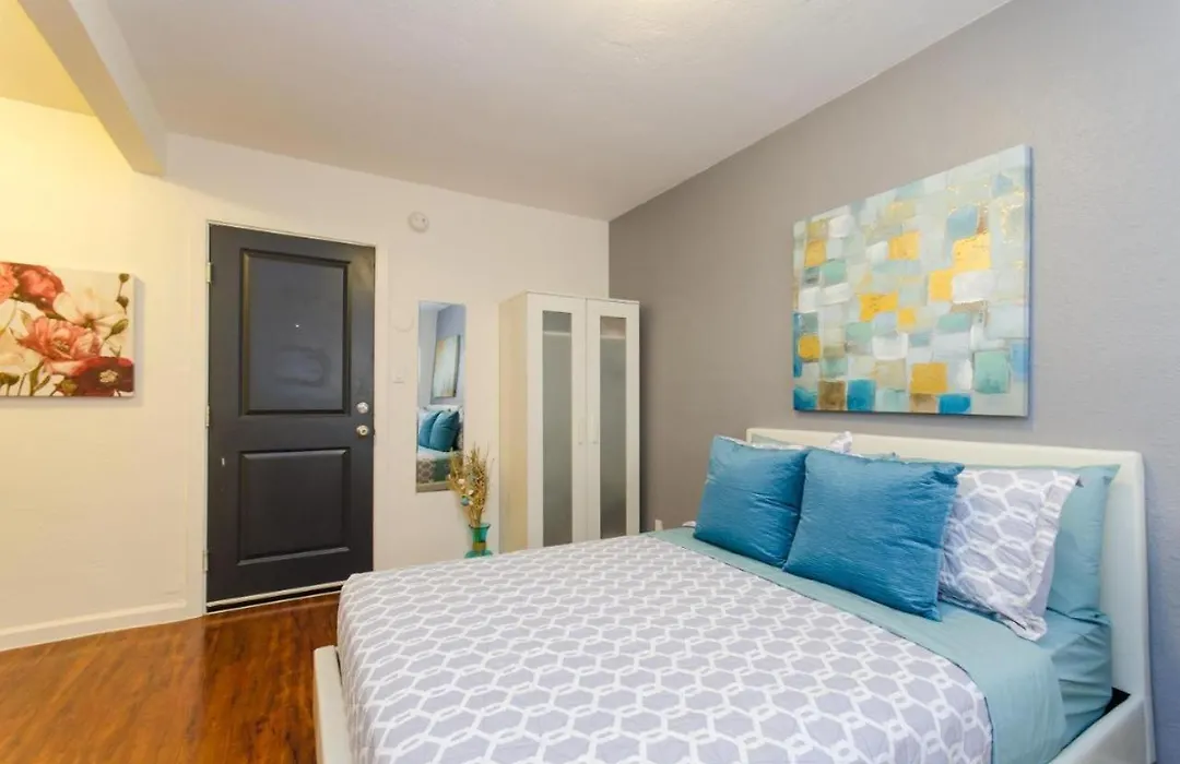 Cute Studio In The Heart Of Hollywood-1
