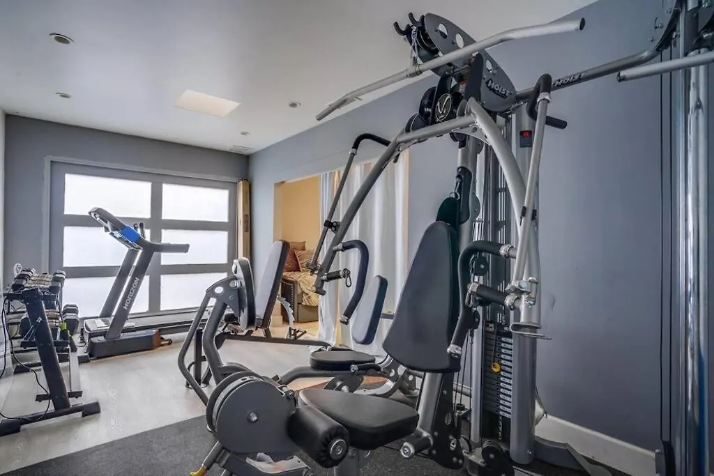 Hollywood Hills Retreat: Private Gym & Steam Room-1