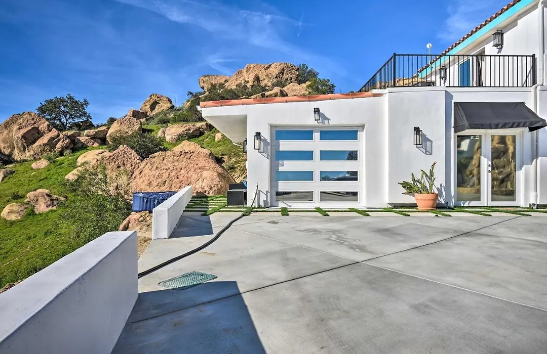 Bright Chatsworth Apartment With Mountain Views-1