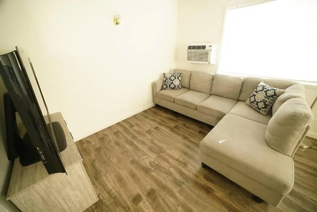 Cozy & Spacious Apartment In West Hollywood-1