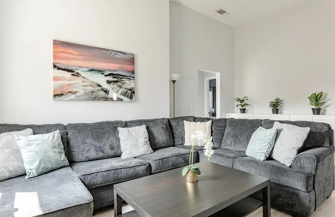 Modern 6 Bedrooms Hollywood Urban Home-1