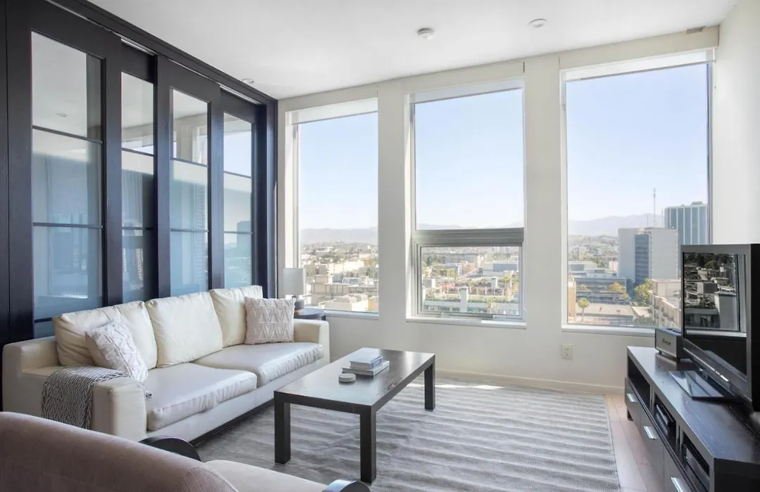 Downtown 2Br W Pool Gym Wd Nr Convention Center Lax-1038-1