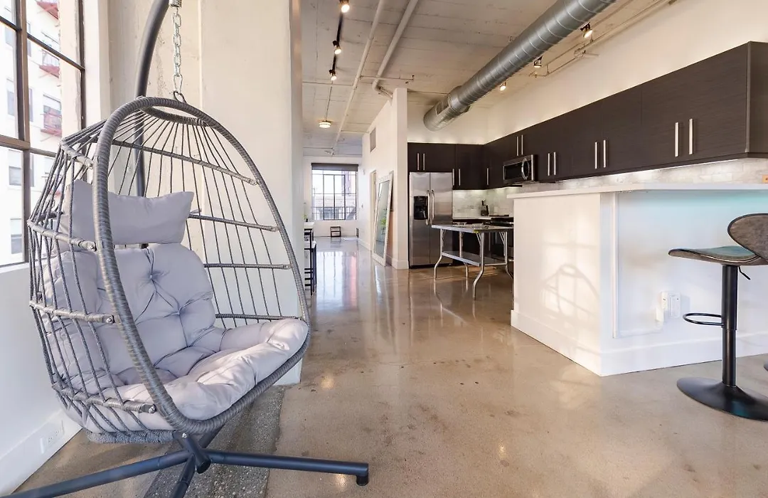 Gorgeous Dtla Artist Loft With Parking And City Views-1