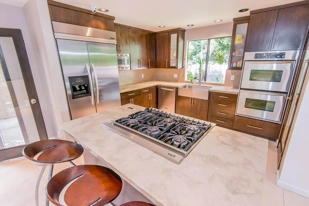 Designer Modern House By Beverly Hills Hotel-1